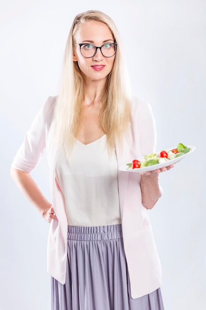 Autorka z talerzem jedzenia